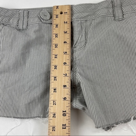 Fossil Shorts Womens Size 8 Gray Pinstriped Flat Front Cut Off - Picture 7 of 8